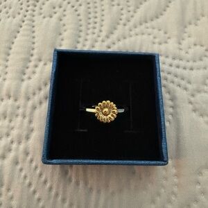 Elegant Gold Flower Ring